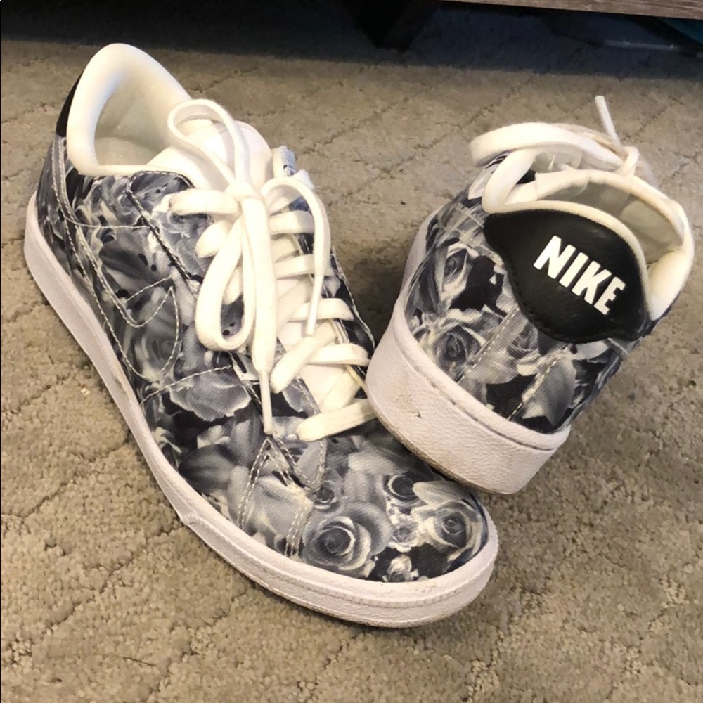 Black and white rose print Nike’s